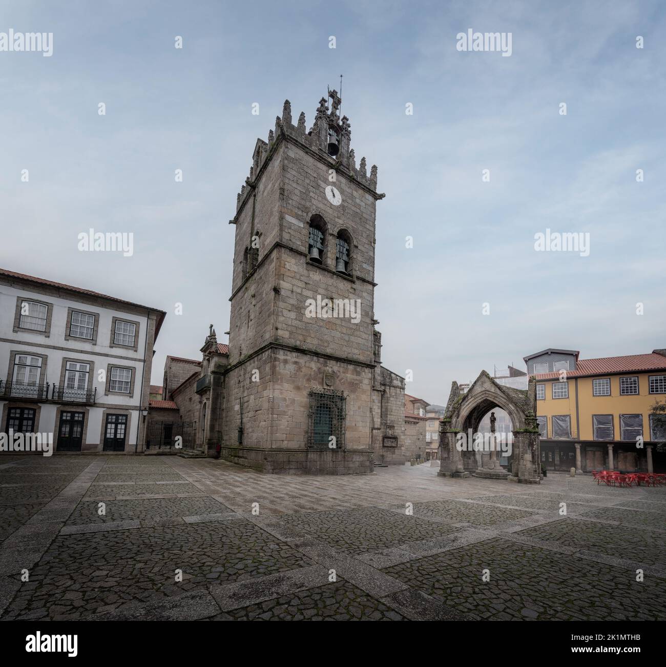 Largo da Oliveira con la iglesia de Nossa Senhora da Oliveira y el monumento gótico de la Batalla del Salado (Padrao do Saldo) - Guimaraes, Portugal Foto de stock