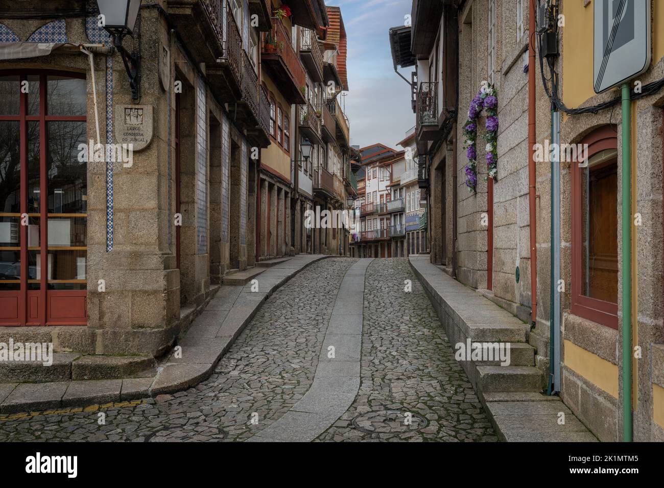 Calles y edificios antiguos - Guimaraes, Portugal Foto de stock