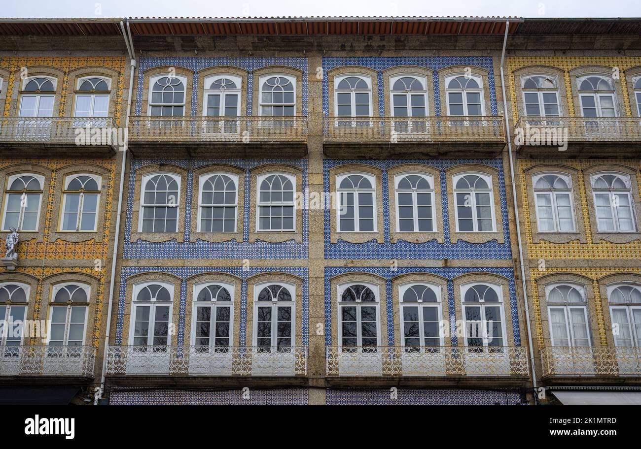 Fachadas de edificios tradicionales y balcones - Guimaraes, Portugal Foto de stock