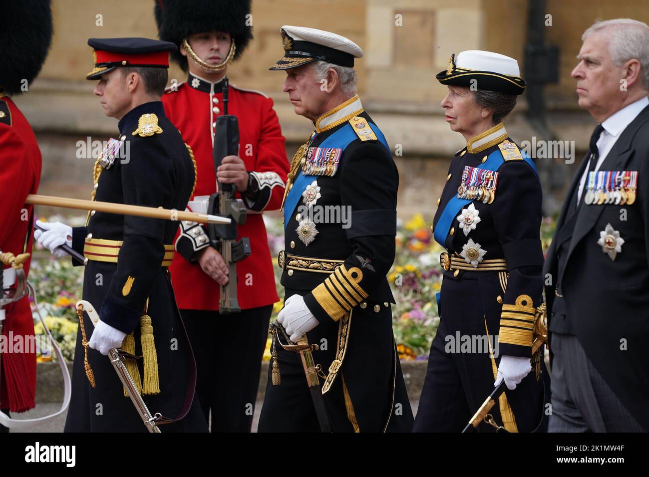 El rey Carlos III, la princesa Royal y el duque de York llegan para el servicio en comisión a la capilla de San Jorge, el castillo de Windsor para la reina Isabel II Fecha de la foto: Lunes 19 de septiembre de 2022. Foto de stock