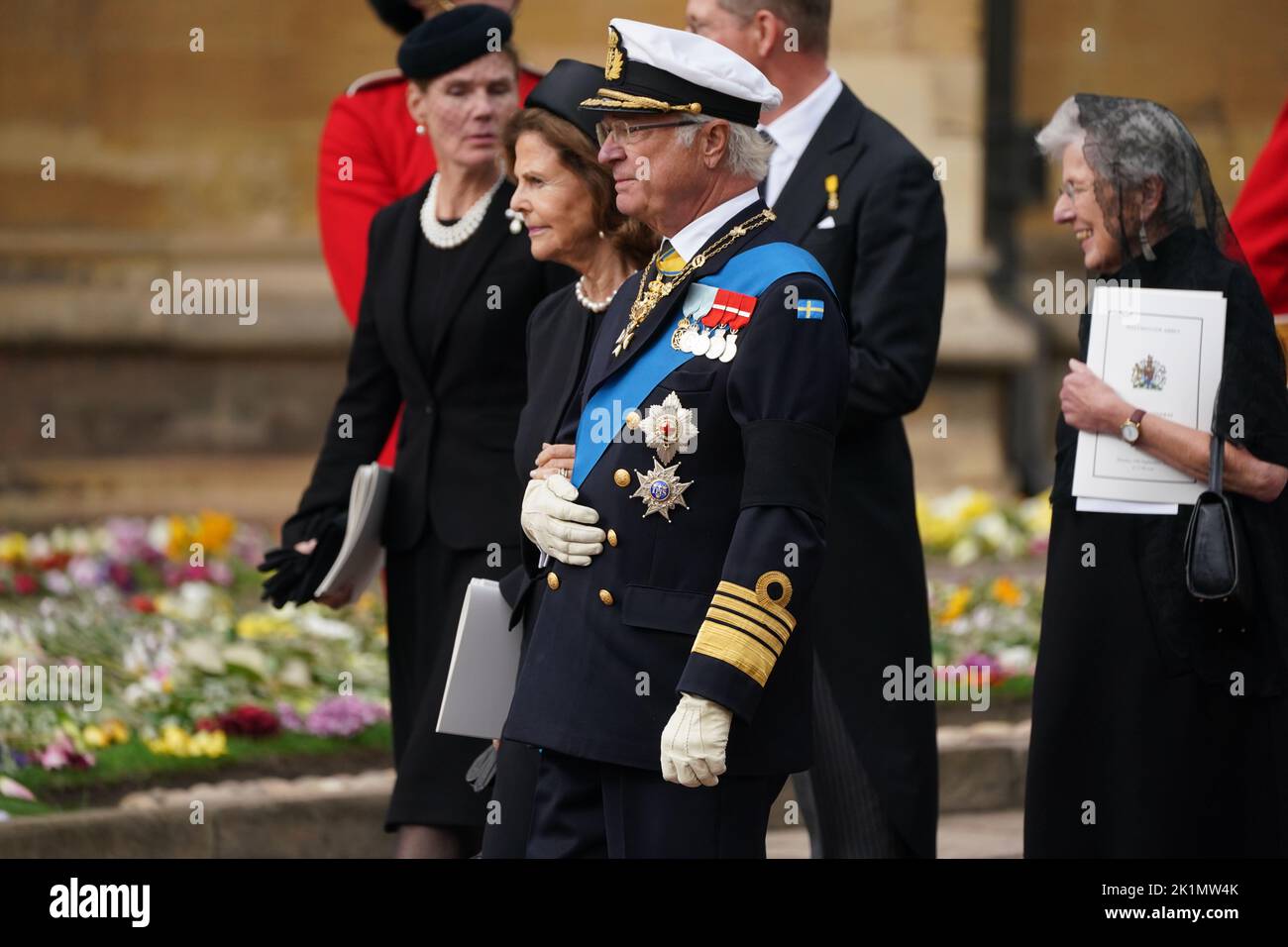 Carl XVI Gustaf, rey de Suecia, y la reina Silvia de Suecia llegan para el servicio de compromiso a la capilla de San Jorge, el castillo de Windsor para la reina Isabel II Fecha de la foto: Lunes 19 de septiembre de 2022. Foto de stock