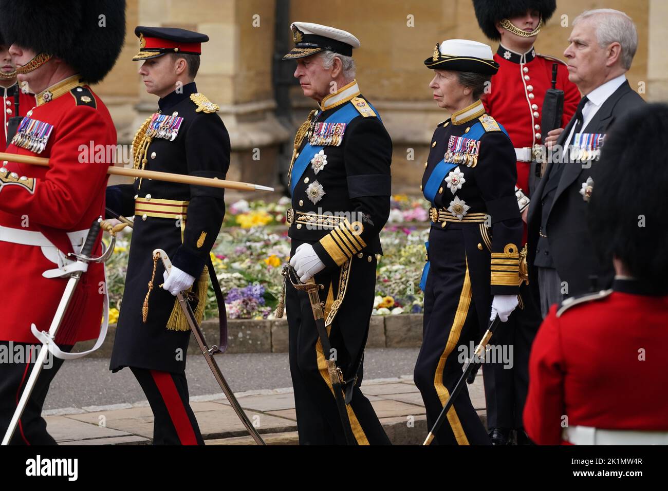 El rey Carlos III, la princesa Royal y el duque de York, llegando para el servicio de compromiso a la capilla de San Jorge, el castillo de Windsor para la reina Isabel II Fecha de la foto: Lunes 19 de septiembre de 2022. Foto de stock