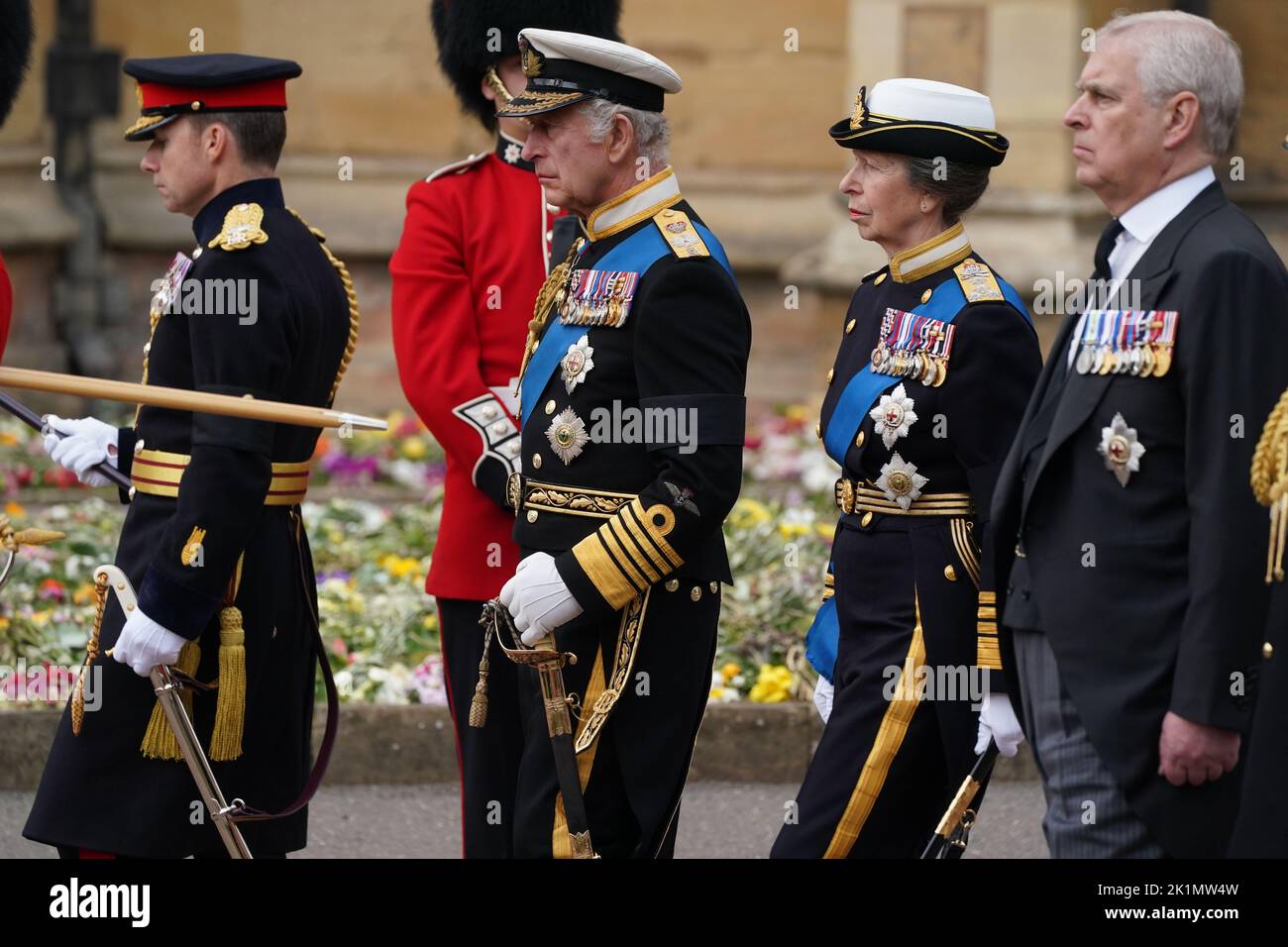 El Rey Carlos III y la Princesa Real llegan para el Servicio de Compromiso a la Capilla de San Jorge, el Castillo de Windsor para la Reina Isabel II Fecha de la foto: Lunes 19 de septiembre de 2022. Foto de stock