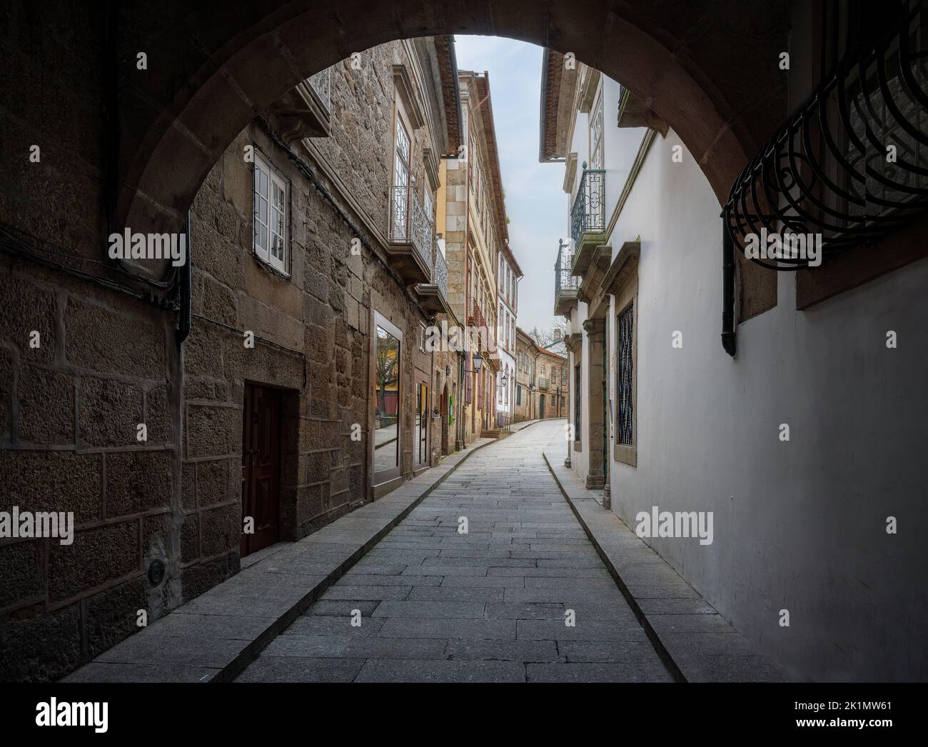 Calle medieval Santa Maria - calle más antigua de la ciudad - Guimaraes, Portugal Foto de stock