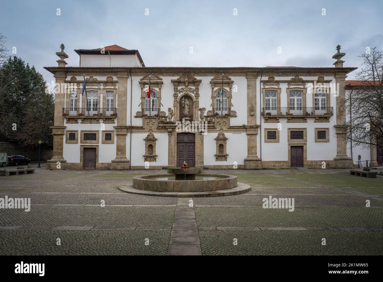 Ayuntamiento de Guimaraes (antiguo Monasterio de Santa Clara) - Guimaraes, Portugal Foto de stock