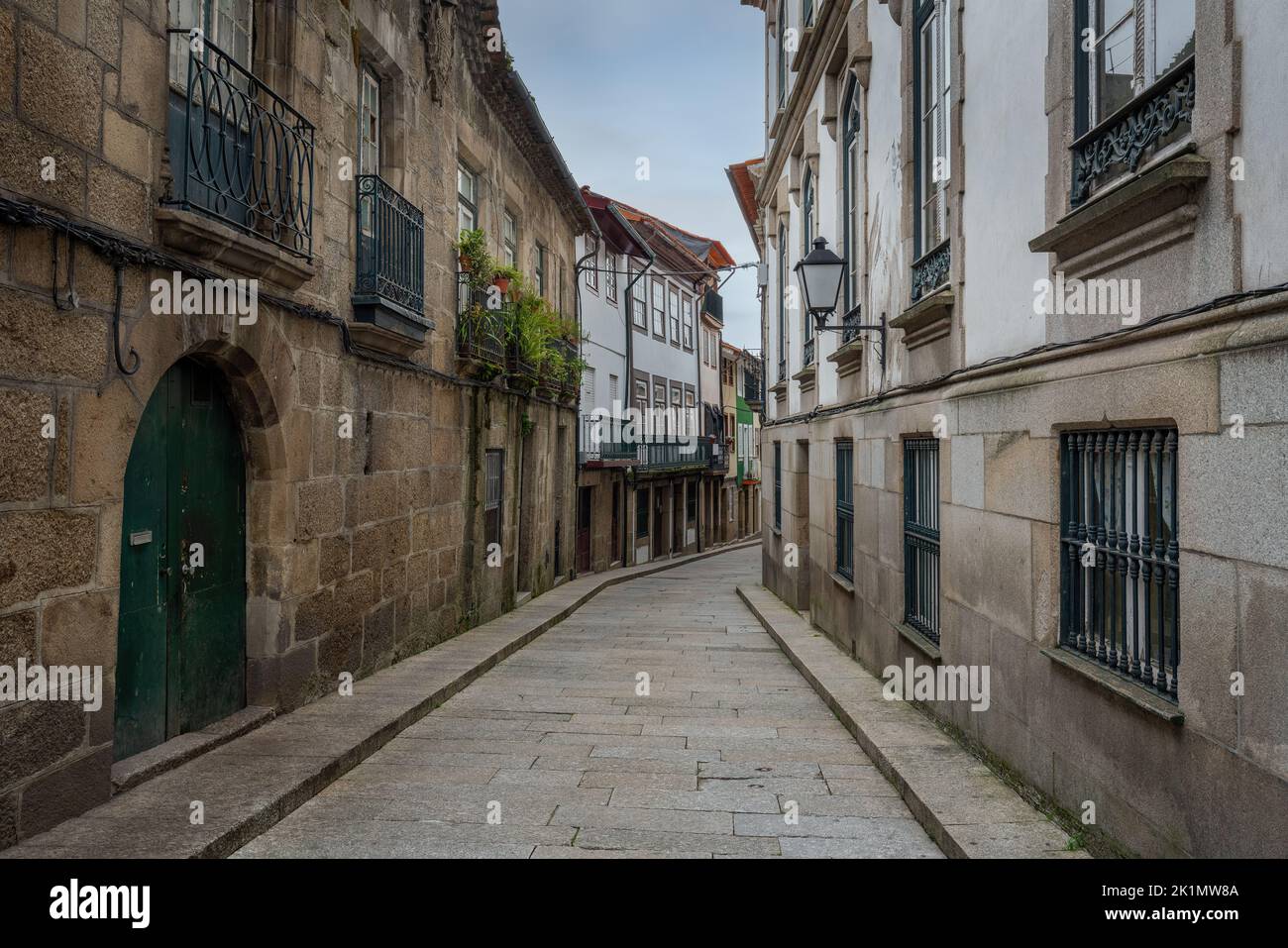 Calle medieval Santa Maria - calle más antigua de la ciudad - Guimaraes, Portugal Foto de stock