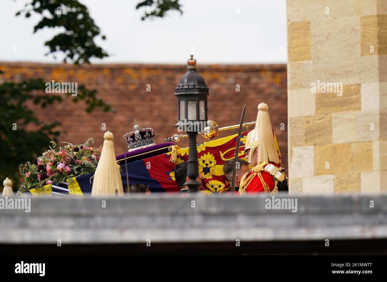 Los portadores del ataúd llevan el ataúd de la reina Isabel II, cubierto en el estándar real con la corona del estado imperial y el Orb y el Cetro del soberano, al castillo Windsor de la capilla de San Jorge, para un servicio de comisión. Fecha de la foto: Lunes 19 de septiembre de 2022. Foto de stock
