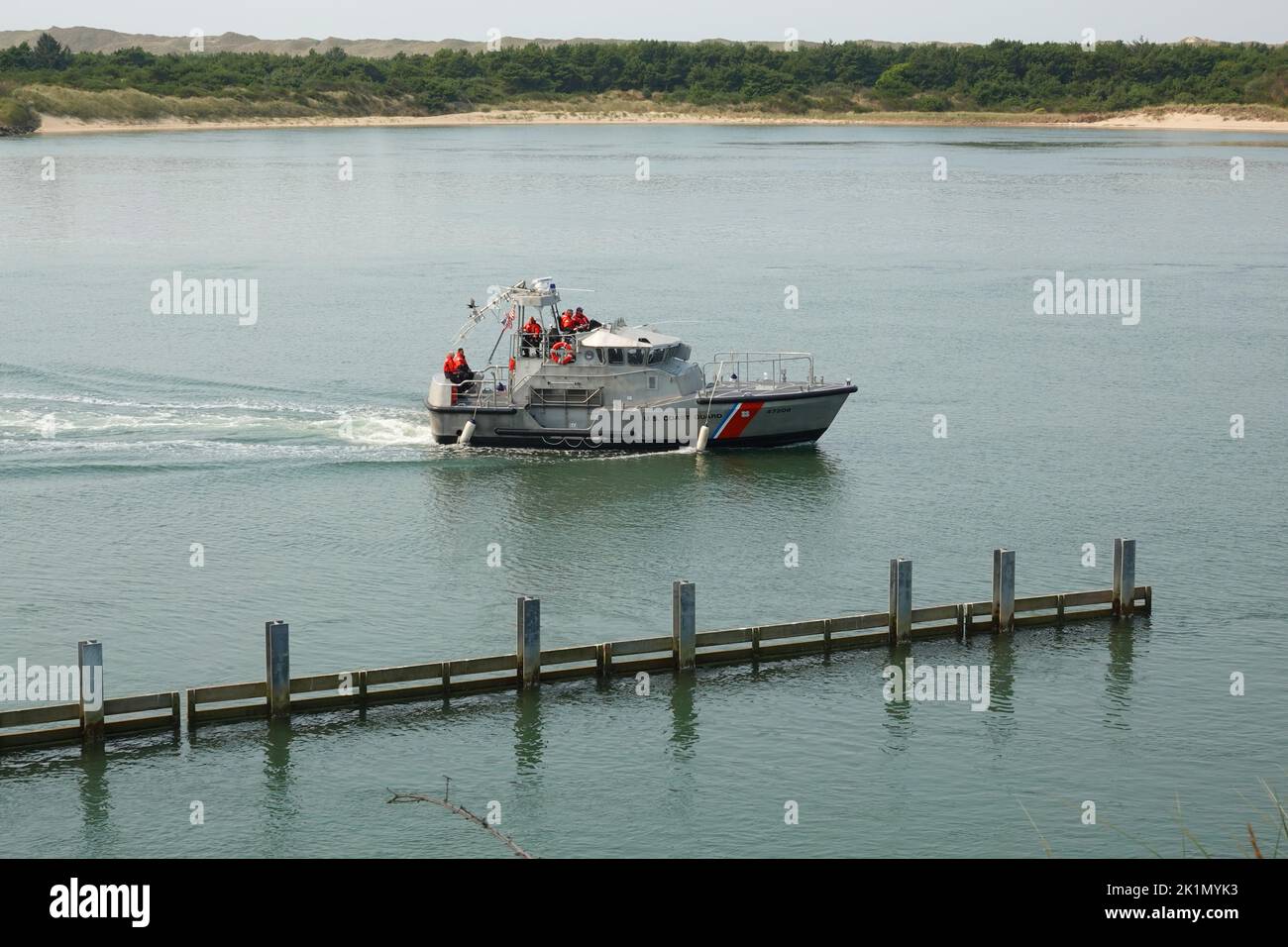 Un barco de motor de 47 pies de la Guardia Costera de EE.UU. Recorre el puerto cerca de Florencia, Oregón Foto de stock