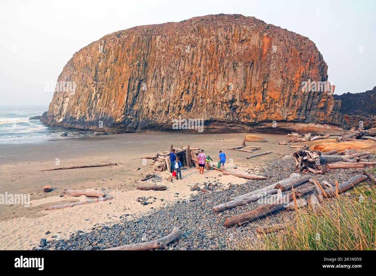 Una choza de playa hecha de troncos de madera de deriva en Seal Rock, Oregon, en la costa central de Oregón. Foto de stock