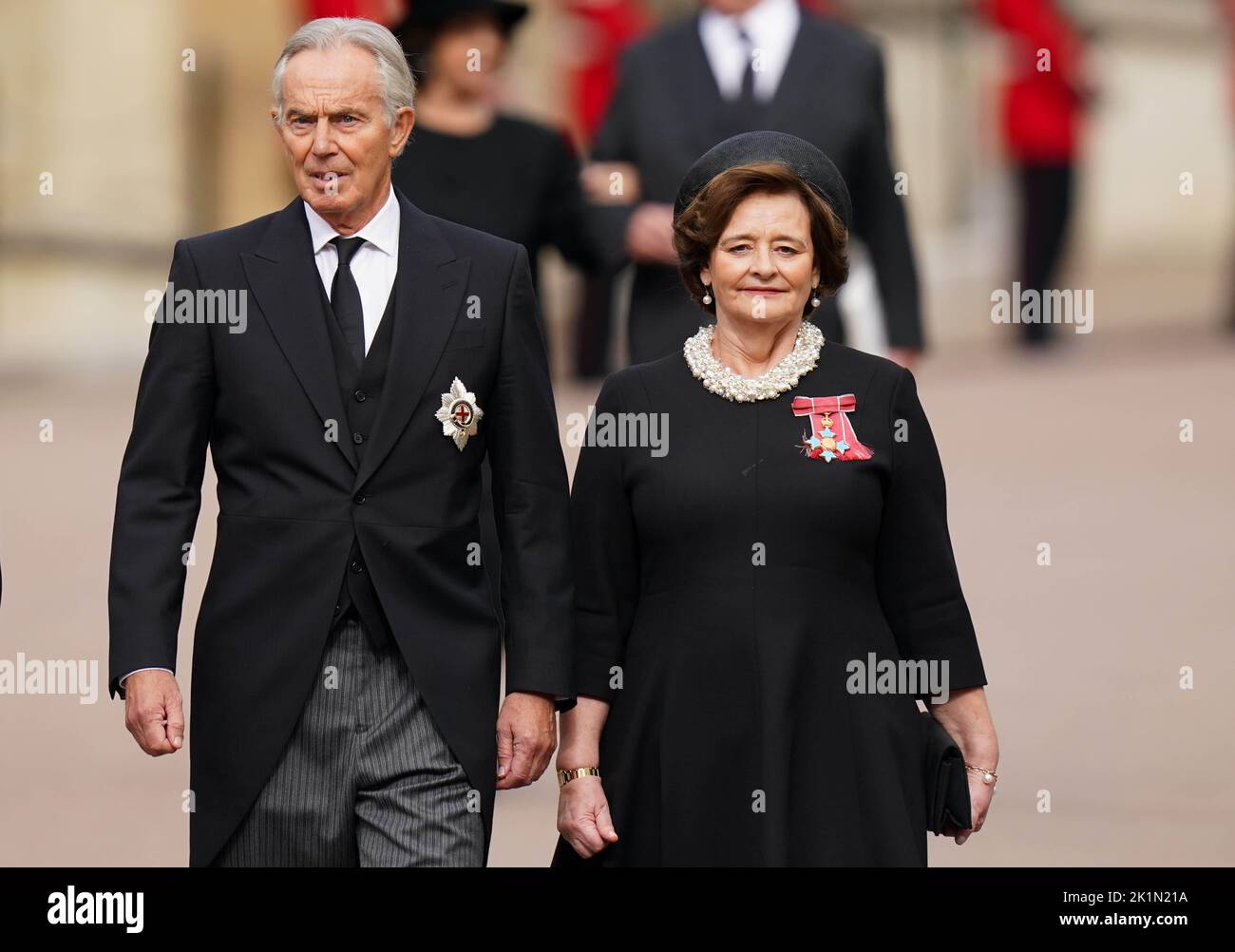 El ex primer ministro Sir Tony Blair y su esposa Cherie llegan para el servicio de compromiso de la reina Isabel II que se celebra en la Capilla de San Jorge en el Castillo de Windsor, Berkshire. Fecha de la foto: Lunes 19 de septiembre de 2022. Foto de stock