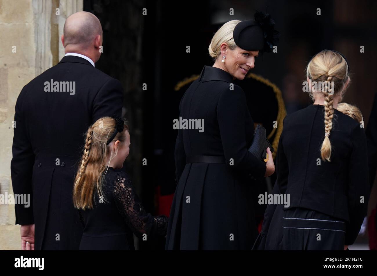 Zara Tindall (segunda a la derecha) llega para el Servicio de Compromiso de la Reina Isabel II que se celebra en la Capilla de San Jorge en el Castillo de Windsor, Berkshire. Fecha de la foto: Lunes 19 de septiembre de 2022. Foto de stock