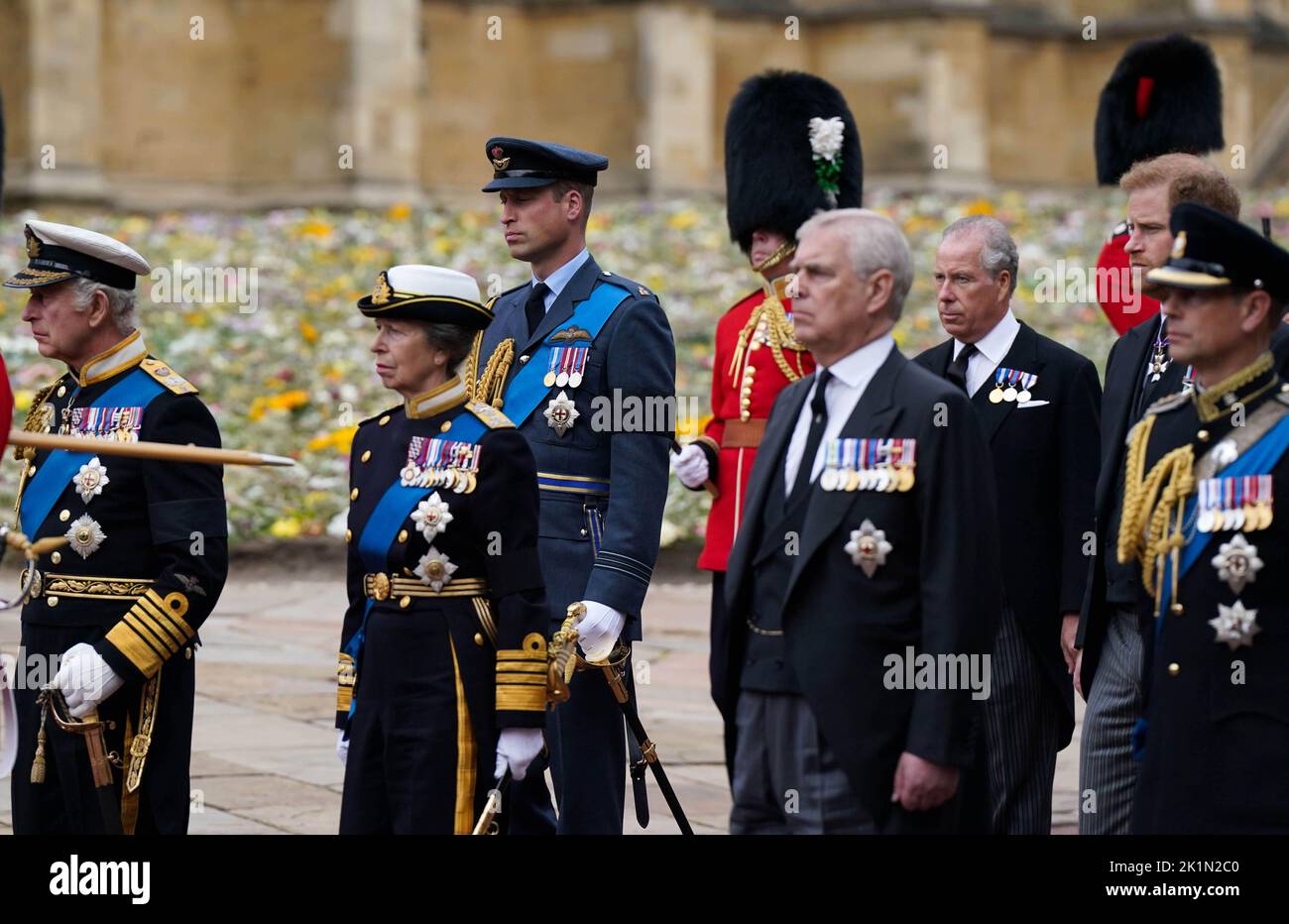 (De izquierda a derecha) El rey Carlos III, la princesa Royal, el príncipe de Gales, el duque de York, el conde de Snowdon, el duque de Sussex y el conde de Wessex siguen el State Hearse lleva el ataúd de la reina Isabel II, Dibujado en el Estándar Real con la Corona Imperial del Estado y el Orb y Cetro del Soberano, durante la Procesión Ceremonial a través del Castillo de Windsor a un Servicio de Compromiso en la Capilla de San Jorge. Fecha de la foto: Lunes 19 de septiembre de 2022. Foto de stock
