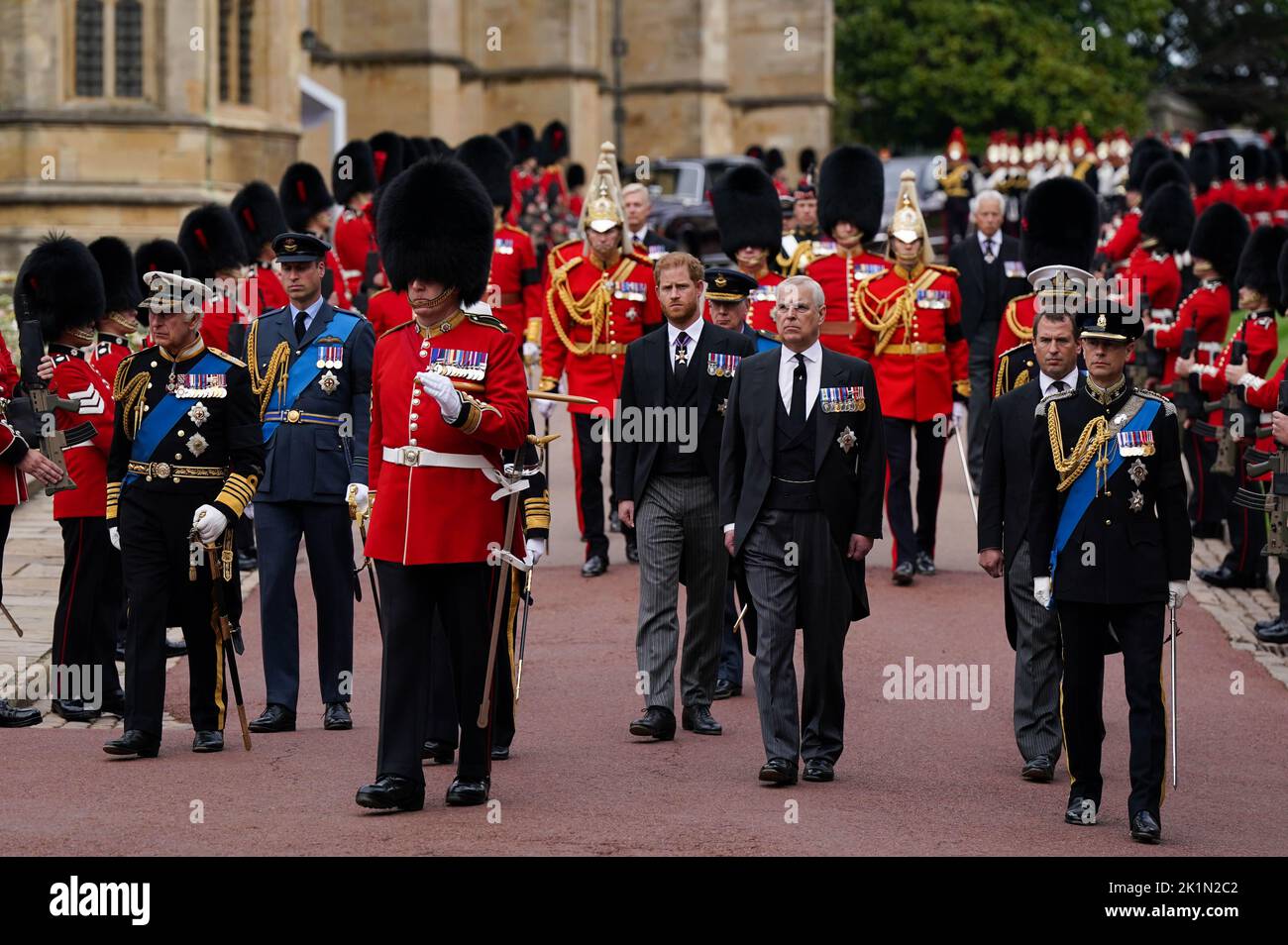 (De izquierda a derecha) El rey Carlos III, el príncipe de Gales, el duque de Sussex, el duque de York, Peter Phillips y el conde de Wessex siguen el State Hearse lleva el ataúd de la reina Isabel II, Dibujado en el Estándar Real con la Corona Imperial del Estado y el Orb y Cetro del Soberano, durante la Procesión Ceremonial a través del Castillo de Windsor a un Servicio de Compromiso en la Capilla de San Jorge. Fecha de la foto: Lunes 19 de septiembre de 2022. Foto de stock
