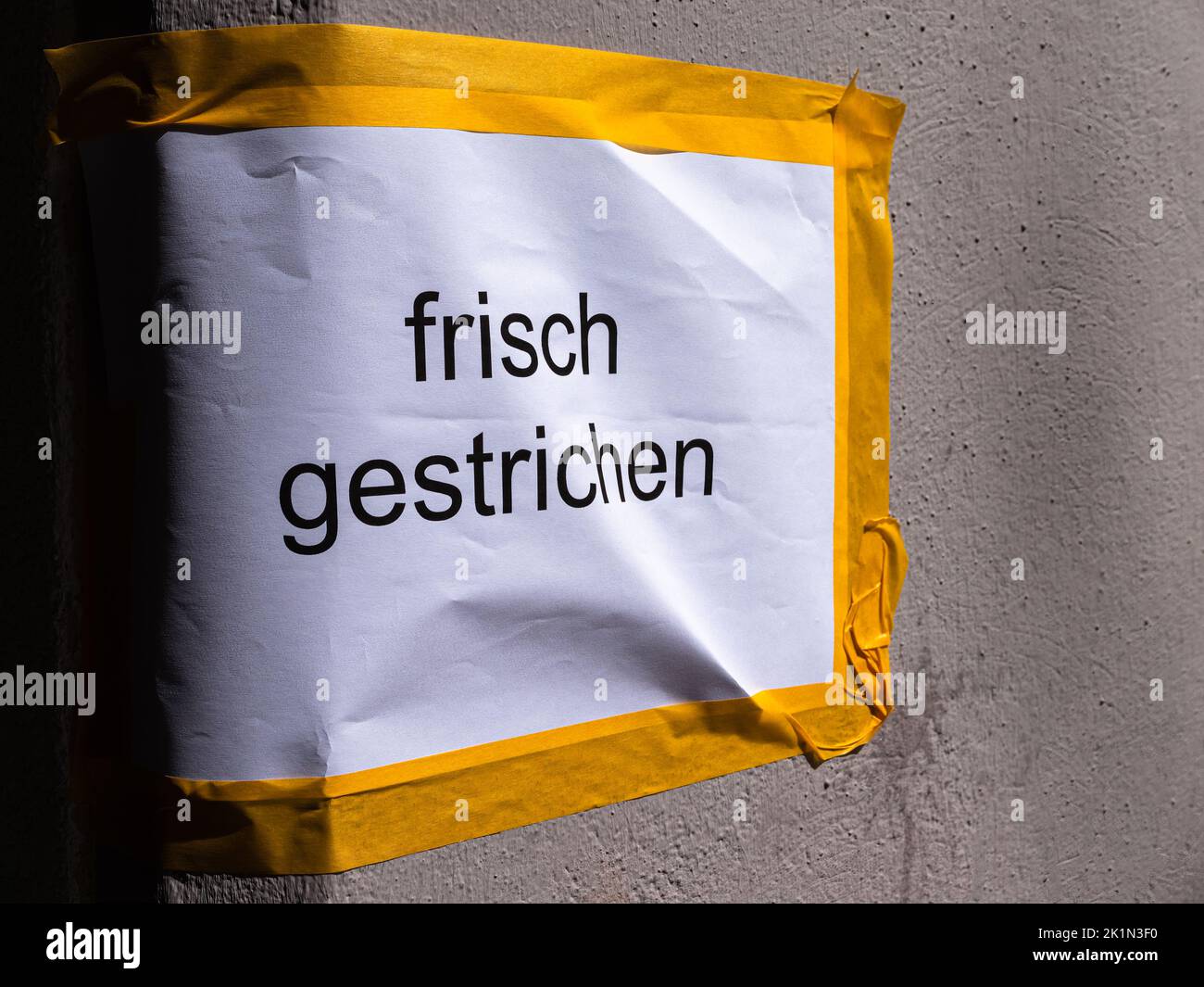 Inscripción alemana en la pared: Frisch gestrichen. Traducción al inglés: Fresh painted Foto de stock