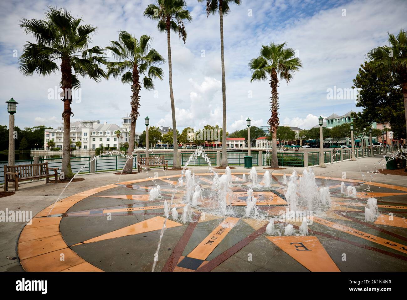 Florida suburbio de Orlando Celebration es una comunidad planificada y un lugar designado por el censo, Lakeside Promenade Fountain Foto de stock
