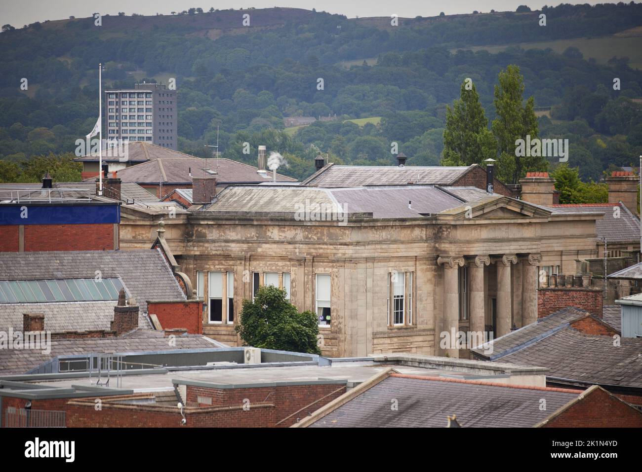 Macclesfield, ayuntamiento en el horizonte del centro de la ciudad Foto de stock