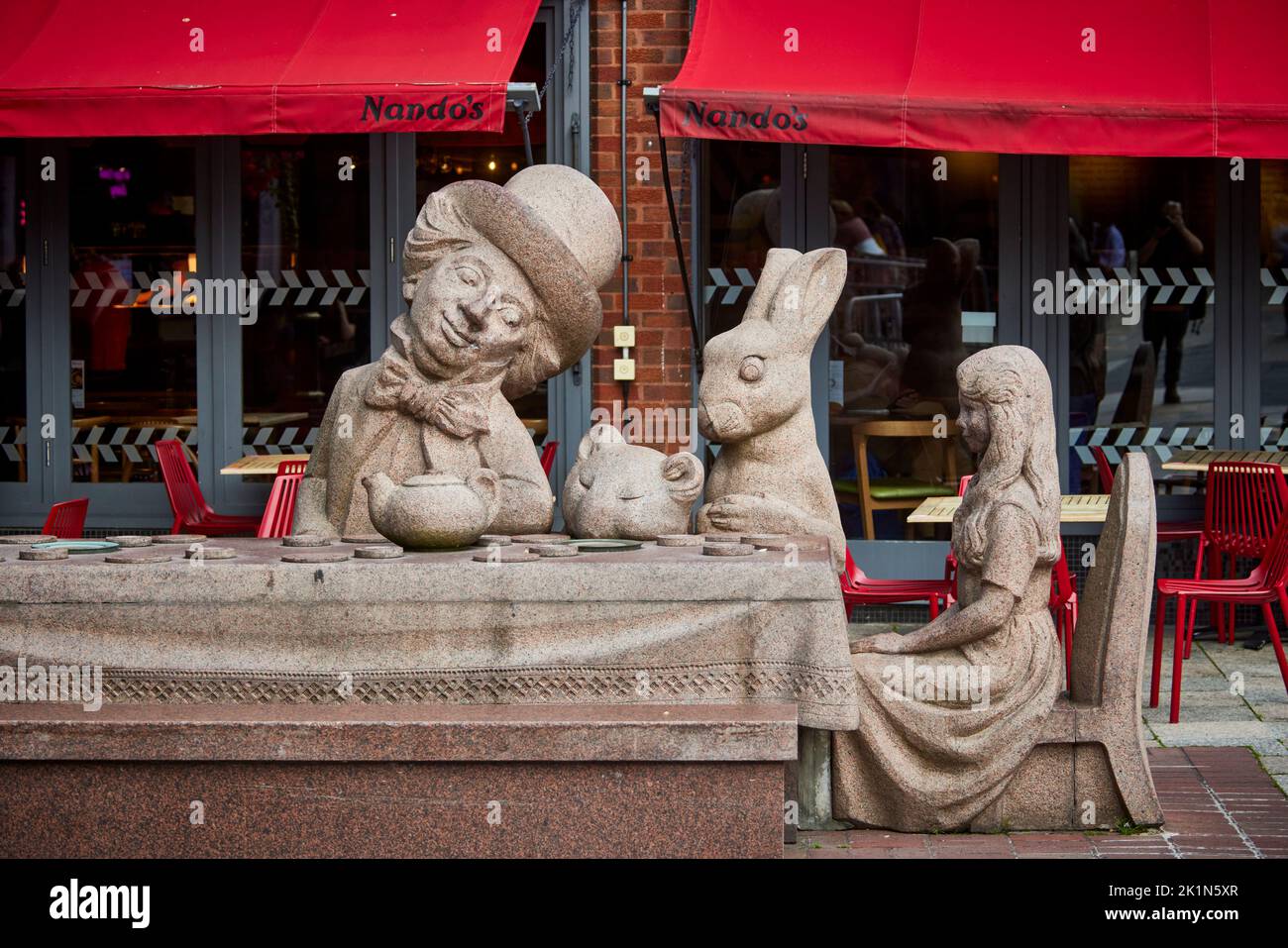 Centro de Warrington, antiguo mercado de pescado de Warrington, escultura de la estatua de piedra de Alicia en el país de las maravillas Foto de stock