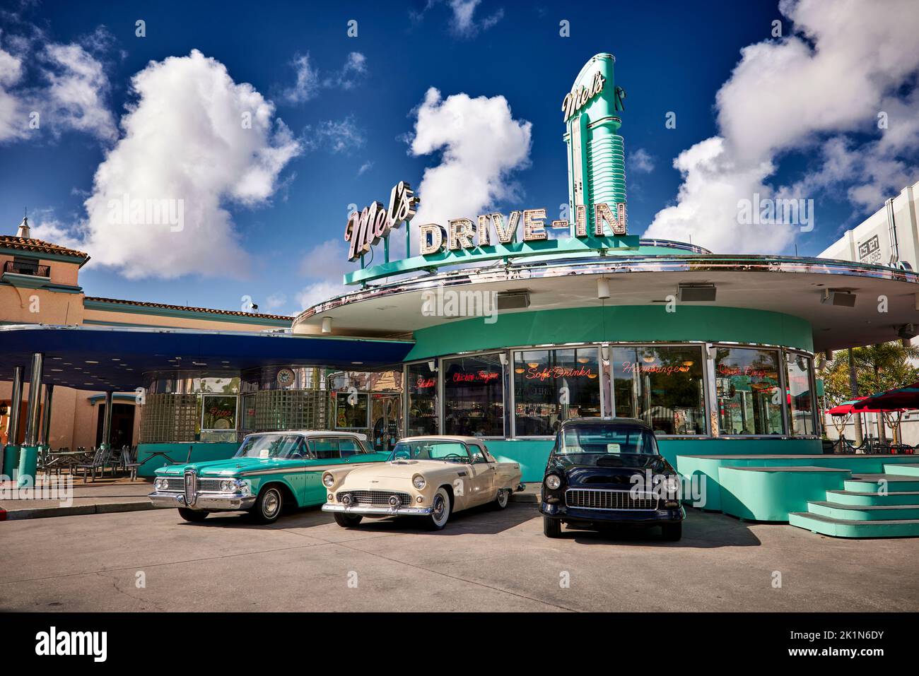 El parque temático Universal Studios Florida Mels conduce en un café con los coches clásicos americanos de los años 60 Foto de stock