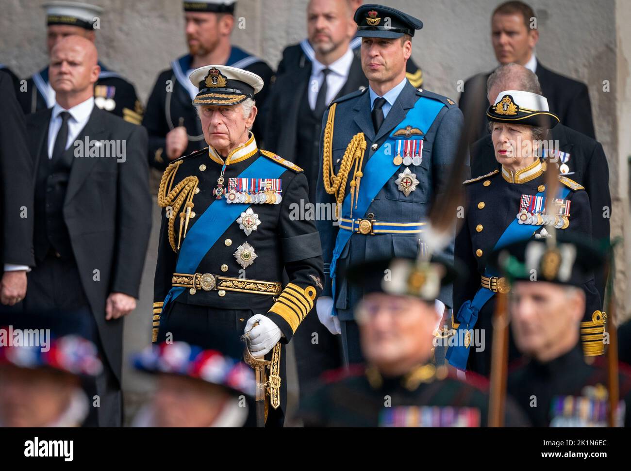 El Rey Carlos III, el Príncipe de Gales y la Princesa Real miran como el Carruaje de Armas de Estado que lleva el ataúd de la Reina Isabel II llega al Arco de Wellington durante la Procesión Ceremonial que sigue a su Funeral de Estado en la Abadía de Westminster, Londres. Foto de stock