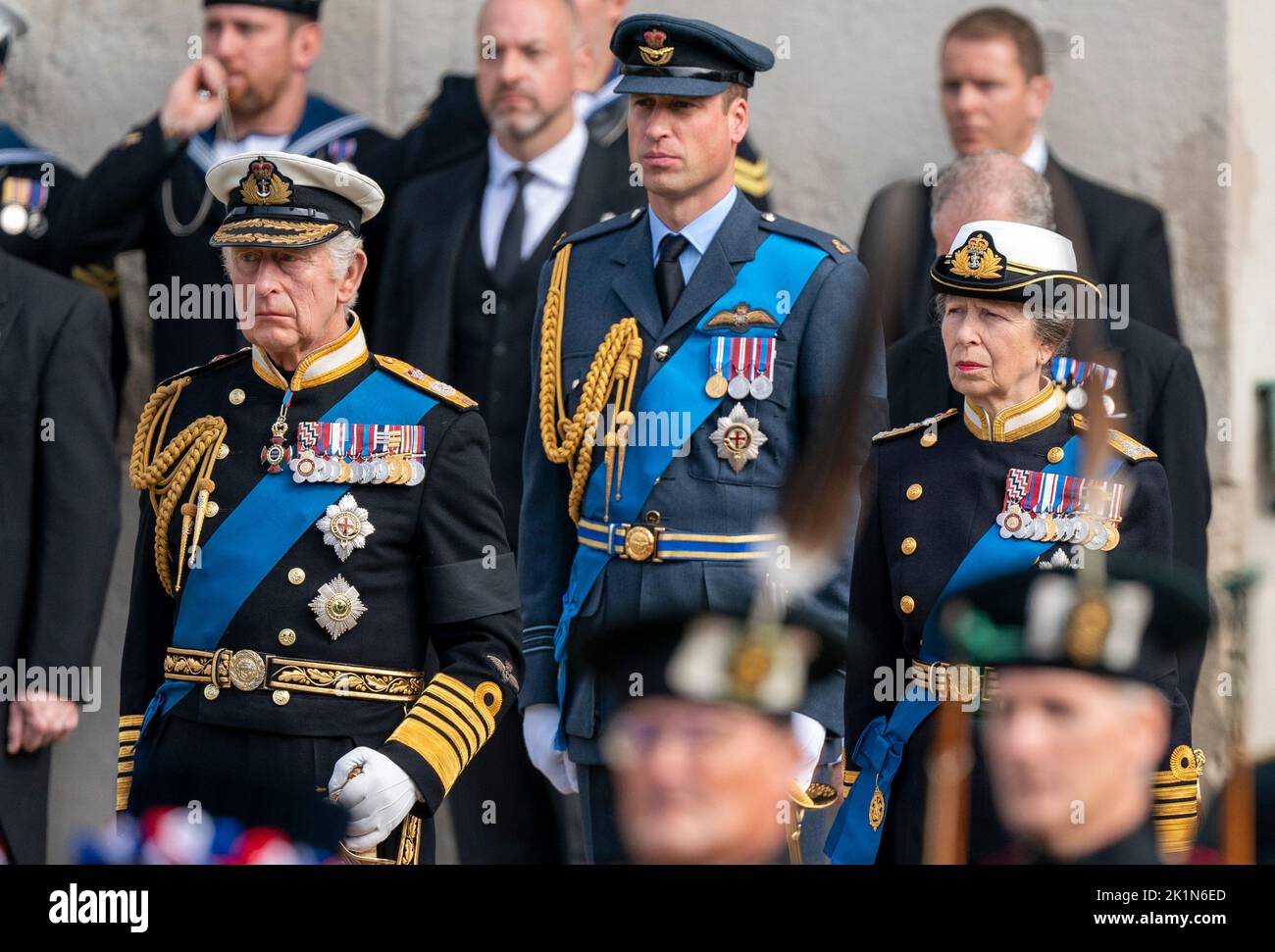 El Rey Carlos III, el Príncipe de Gales y la Princesa Real miran como el Carruaje de Armas de Estado que lleva el ataúd de la Reina Isabel II llega al Arco de Wellington durante la Procesión Ceremonial que sigue a su Funeral de Estado en la Abadía de Westminster, Londres. Foto de stock