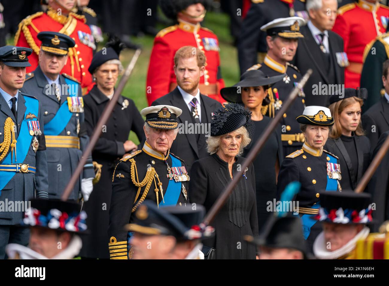 El Príncipe de Gales, el Rey Carlos III, el Duque de Sussex, la Reina Consort, La Duquesa de Sussex y la Princesa Real miran como el Carruaje de Armas del Estado que lleva el ataúd de la Reina Isabel II llega a Wellington Arch durante la Procesión Ceremonial después de su Funeral del Estado en la Abadía de Westminster, Londres. Foto de stock