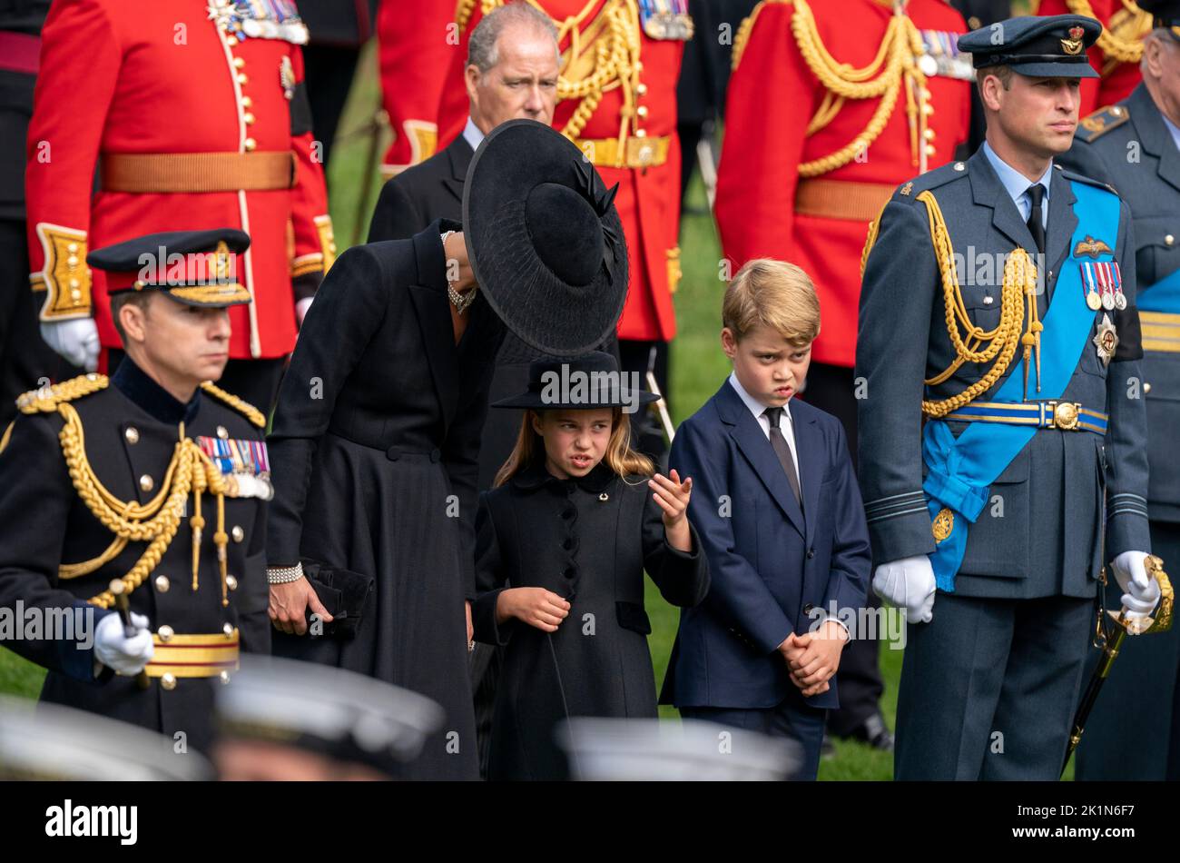 La princesa de Gales, la princesa Charlotte, el príncipe George y el príncipe de Gales miran como el carruaje de armas del Estado que lleva el ataúd de la reina Isabel II llega al Arco de Wellington durante la procesión ceremonial que siguió a su funeral del Estado en la Abadía de Westminster, Londres. Foto de stock