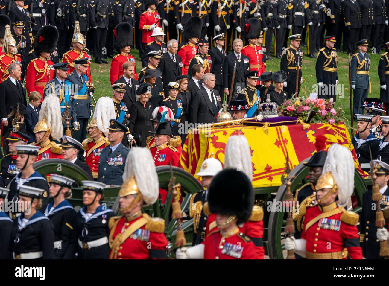El príncipe Jorge, el príncipe de Gales, el rey Carlos III, el duque de Sussex, la reina consorte, la duquesa de Sussex, la princesa Real, la princesa Beatrice, Peter Phillips, el duque de York, El Conde de Wessex y la Condesa de Wessex miran como el Carruaje de Armas de Estado que lleva el ataúd de la Reina Isabel II llega al Arco de Wellington durante la Procesión Ceremonial que sigue a su Funeral de Estado en la Abadía de Westminster, Londres. Foto de stock