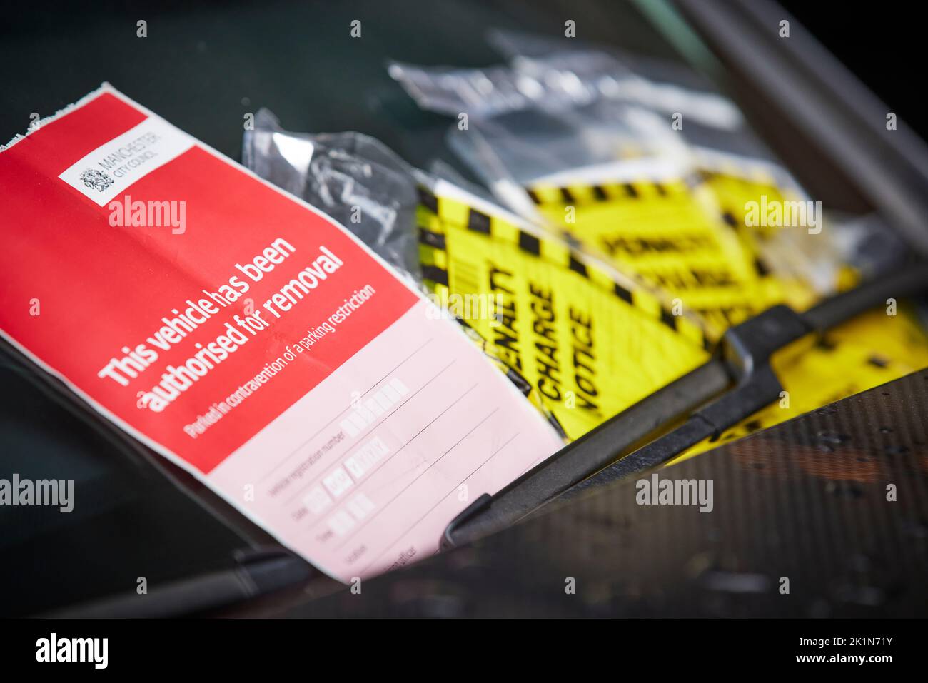 Tickets de estacionamiento y aviso de retiro del Manchester council Foto de stock