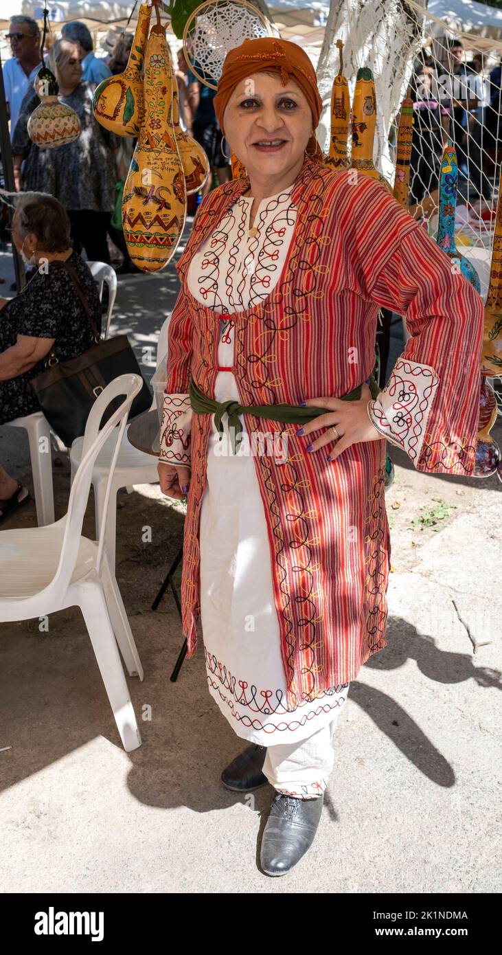 Mujeres chipriotas vestidos de forma tradicional en el Festival Rural de Statos-Ayios Fotios, República de Chipre Foto de stock