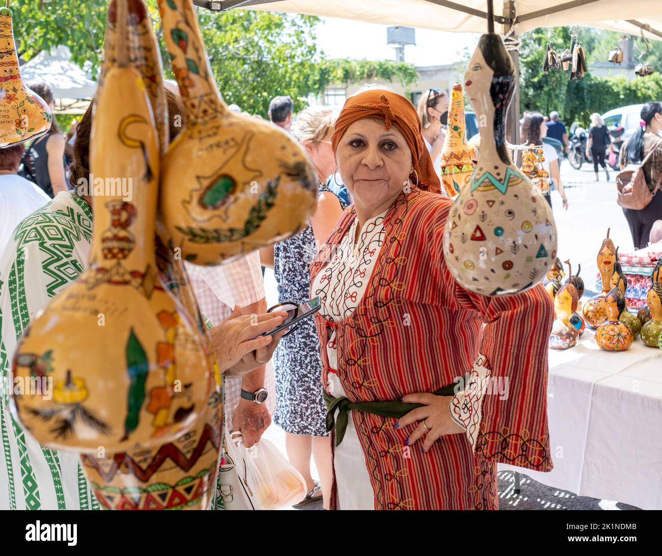 Mujeres chipriotas vestidos de forma tradicional en el Festival Rural de Statos-Ayios Fotios, República de Chipre. Foto de stock
