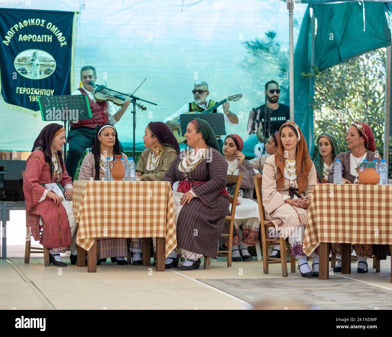 Los chipriotas vestidos de traje tradicional ven a los artistas en el Festival Rural de Statos-Agios Fotios, región de Paphos, Chipre. Foto de stock