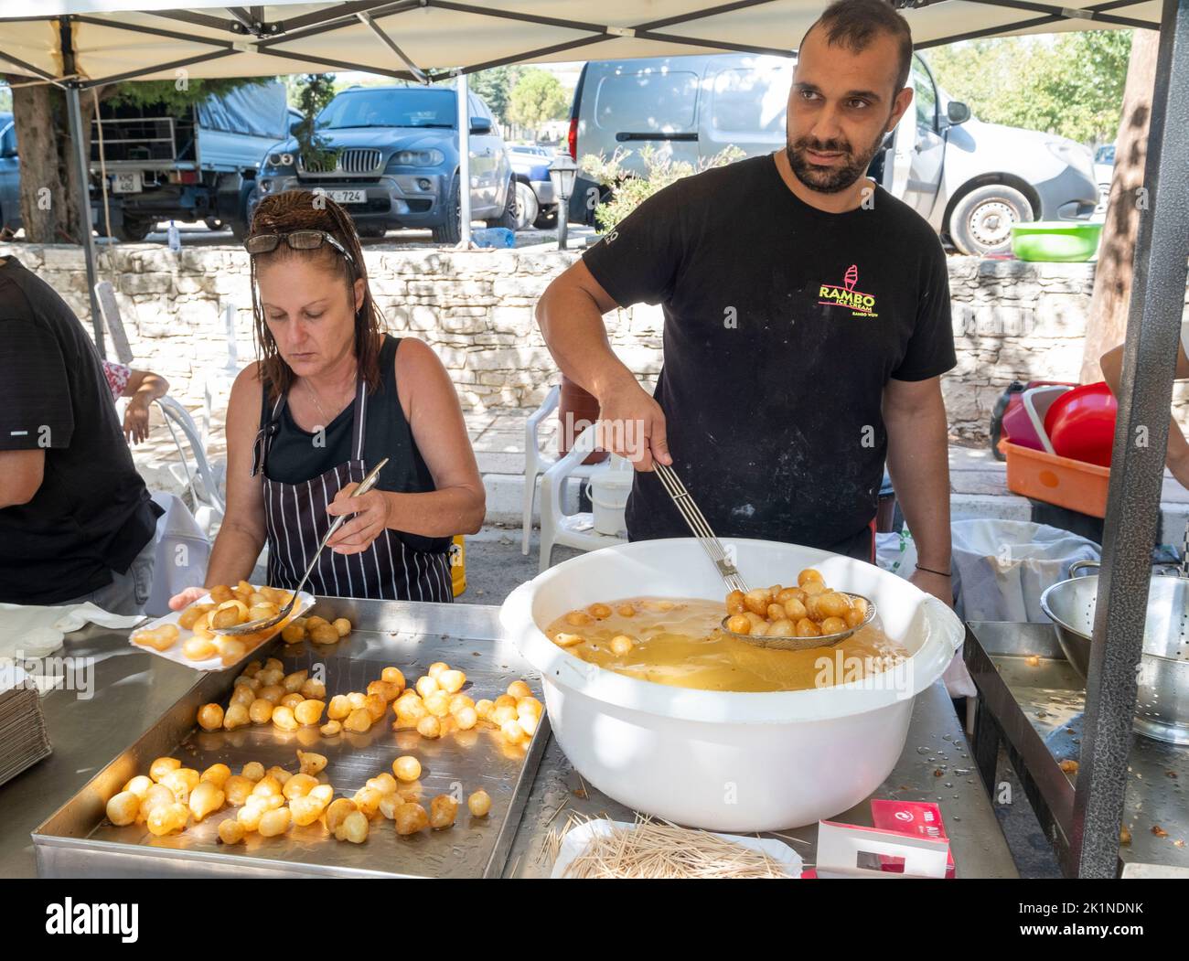 Loukoumades (donuts chipriotas) se hará en el Festival Rural de Statos-Agios Fotios, región de Paphos, Chipre Foto de stock