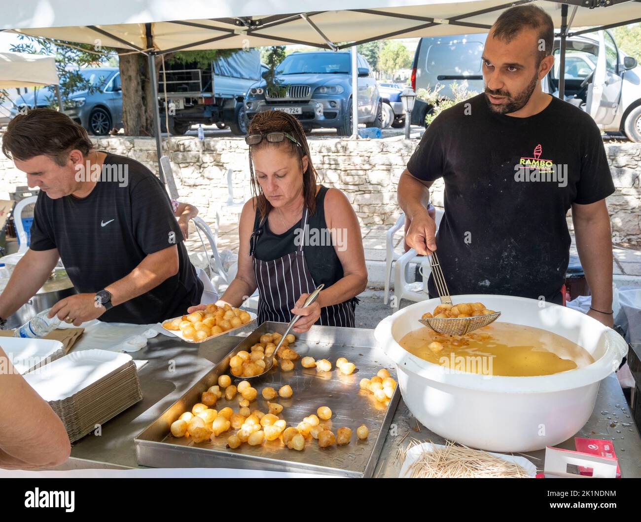 Loukoumades (donuts chipriotas) se hará en el Festival Rural de Statos-Agios Fotios, región de Paphos, Chipre Foto de stock