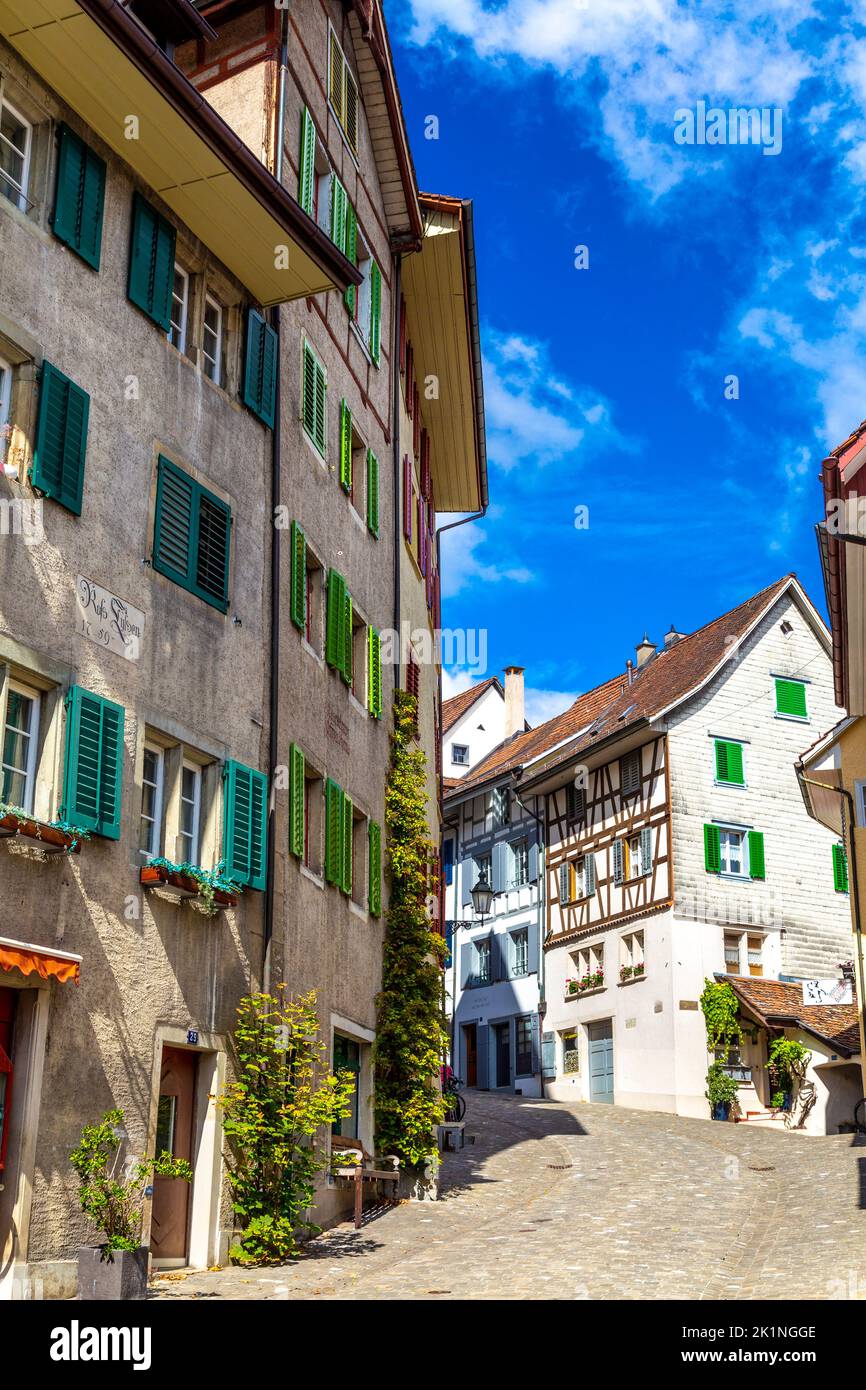 Calle estrecha (Obere Halde) con coloridas casas históricas en el casco antiguo de Baden, Suiza Foto de stock