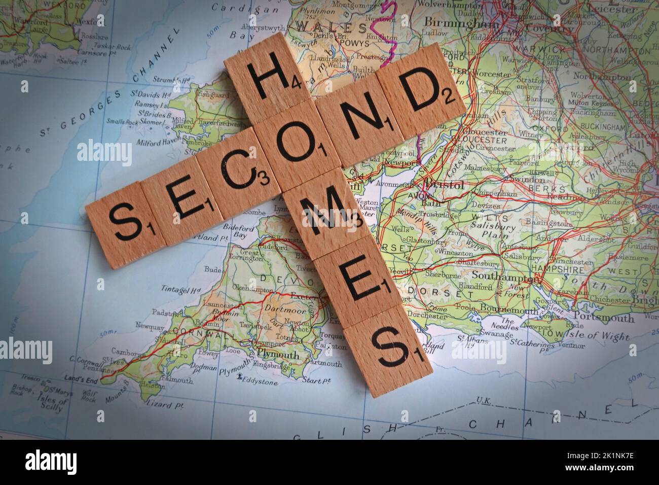 Second Homes, que se extiende por Inglaterra y Gales, casas para vacaciones, casas para vacaciones y Airbnb, lo que dificulta el acceso a una casa para los habitantes de Gales e Inglaterra Foto de stock
