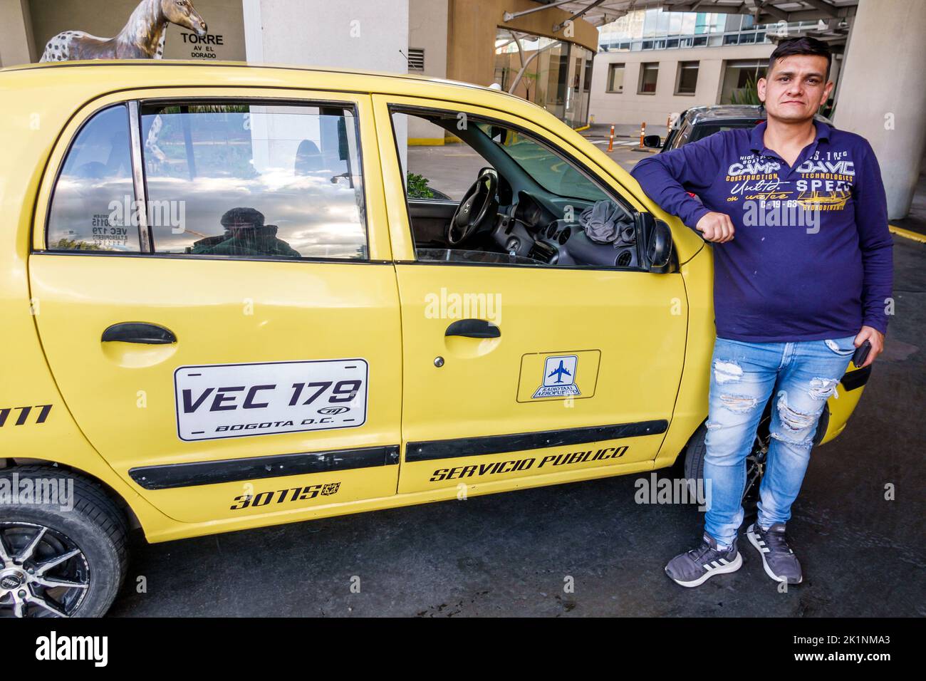 Bogota Colombia, taxista Avenida El Dorado, hombre hombre hombre de pie al lado del vehículo posando foto, colombianos Hispanos del Sur Ame Foto de stock