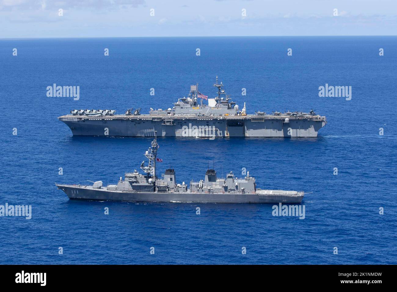 Mar de Filipinas, Estados Unidos. 23 de agosto de 2022. El buque de asalto anfibio USS Trípoli, TOP, de la Armada de los Estados Unidos, navega junto al destructor JS Ohnami de la Fuerza de Autodefensa Marítima de Japón, clase Takanami, durante una operación de entrenamiento, el 23 de agosto de 2022 en el Mar de Filipinas. Crédito: MC2 Malcolm Kelley/U.S. Foto Marina/Alamy Live News Foto de stock