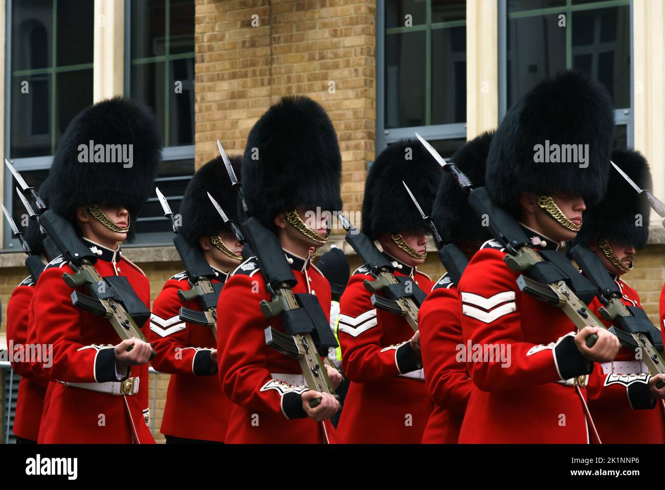 Los Guardias de Granaderos marchan por la ciudad de Windsor y escoltaron con seguridad a la difunta Reina Isabel II al Castillo de Windsor. Foto de stock