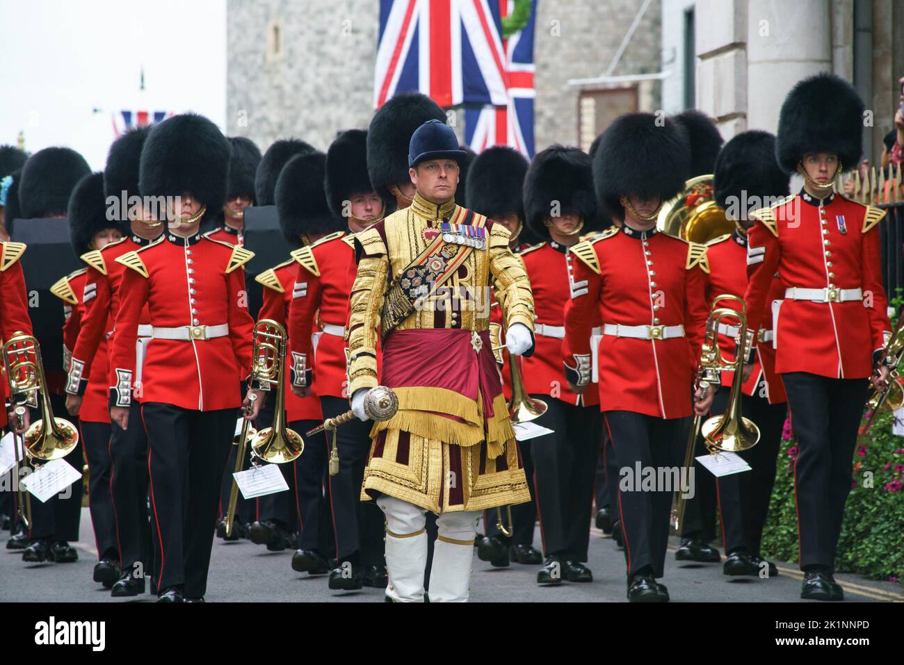 Guardias granaderos, escoltados por un miembro de la Caballería Doméstica, marchan a través de Windsor; la difunta Reina Isabel II Castillo de Windsor. Foto de stock