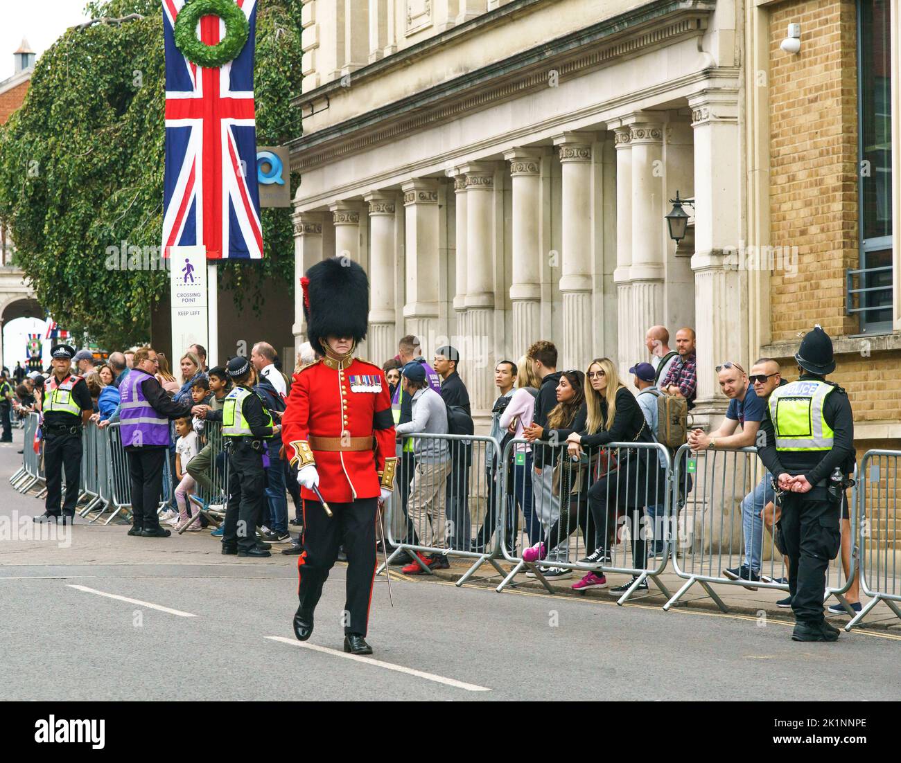 Una guardia de granaderos solitaria levanta la retaguardia después de que las tropas marcharan por la ciudad de Windsor tras la llegada de la difunta Reina Isabel II al Castillo. Foto de stock