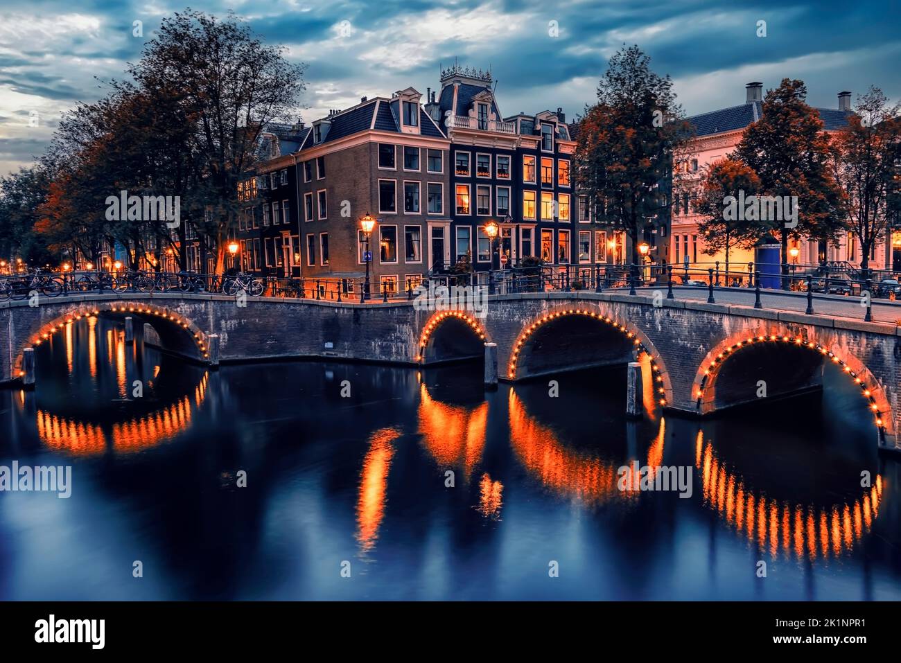 Ámsterdam por la noche, Países Bajos Foto de stock