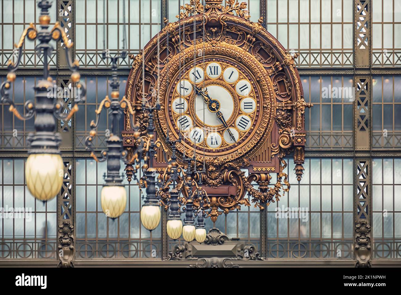 Enorme reloj en una antigua estación de tren en la ciudad de París Foto de stock