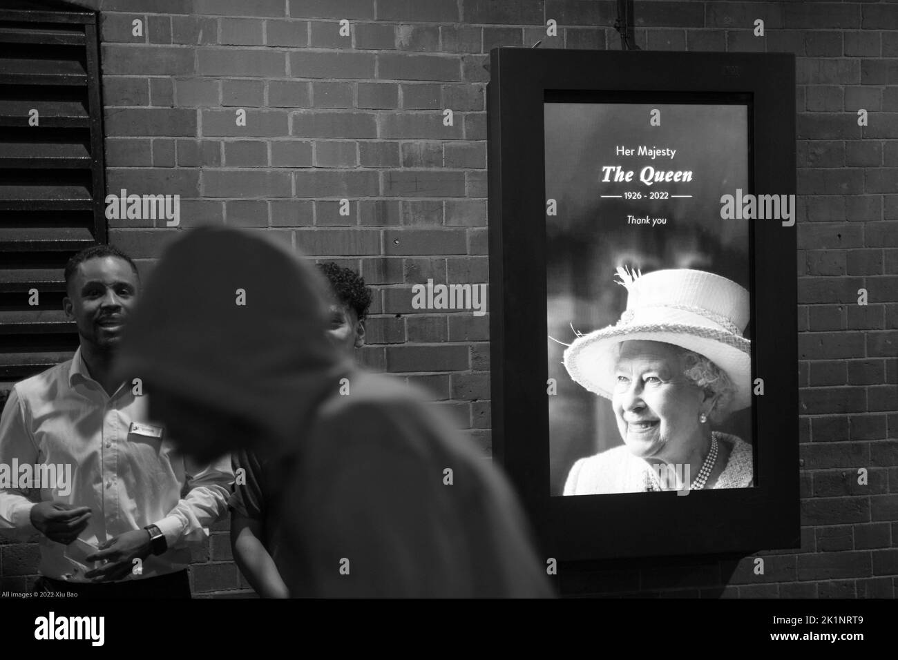 Londres, Reino Unido, 19th de septiembre de 2022. El retrato de la reina se muestra en un cartel digital en el extremo oeste central de Londres para rendir homenaje a Su Majestad la Reina y conmemorar su largo servicio a nuestra nación. Crédito: Xiu Bao/Alamy Live News Foto de stock