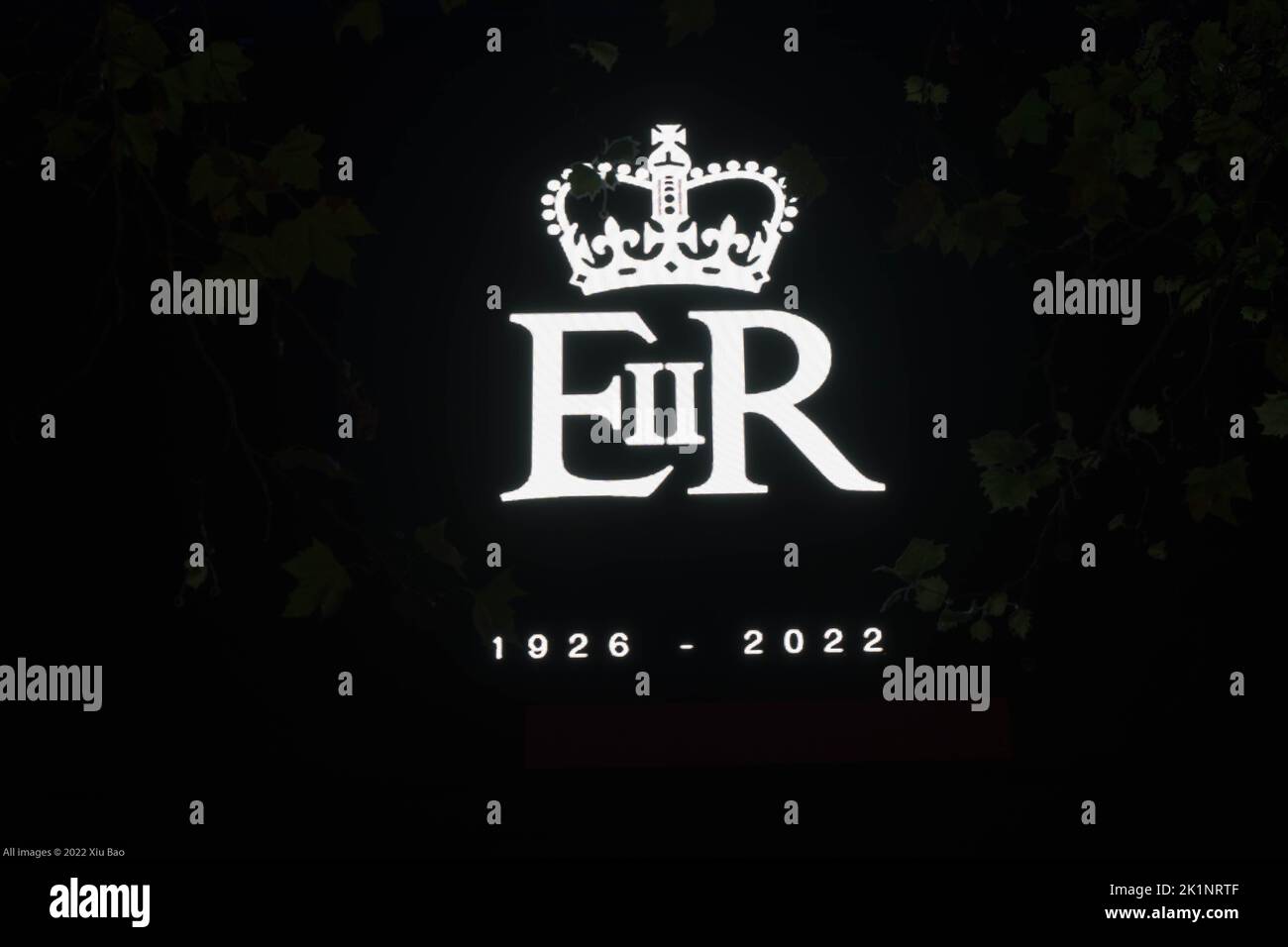 Londres, Reino Unido, 19th de septiembre de 2022. El Royal Cypher EIIR se muestra en un cartel digital en el centro del oeste de Londres para rendir homenaje a Su Majestad la Reina y conmemorar su largo servicio a nuestra nación. Crédito: Xiu Bao/Alamy Live News Foto de stock