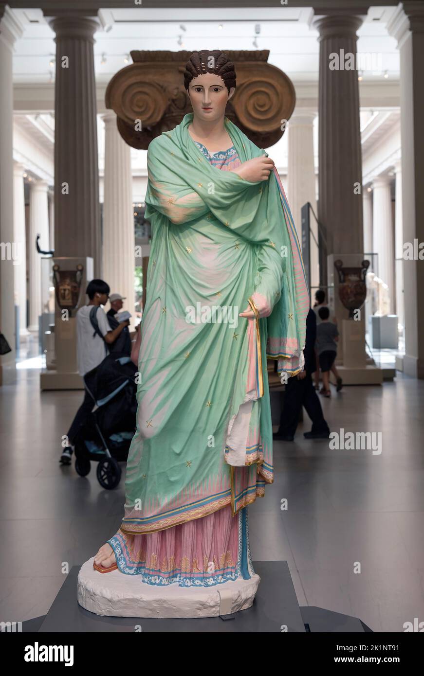Reconstrucción en colores originales de una estatua de mármol de una mujer envuelta en un manto (llamada pequeña mujer herculaneum) expuesta en el Met Foto de stock