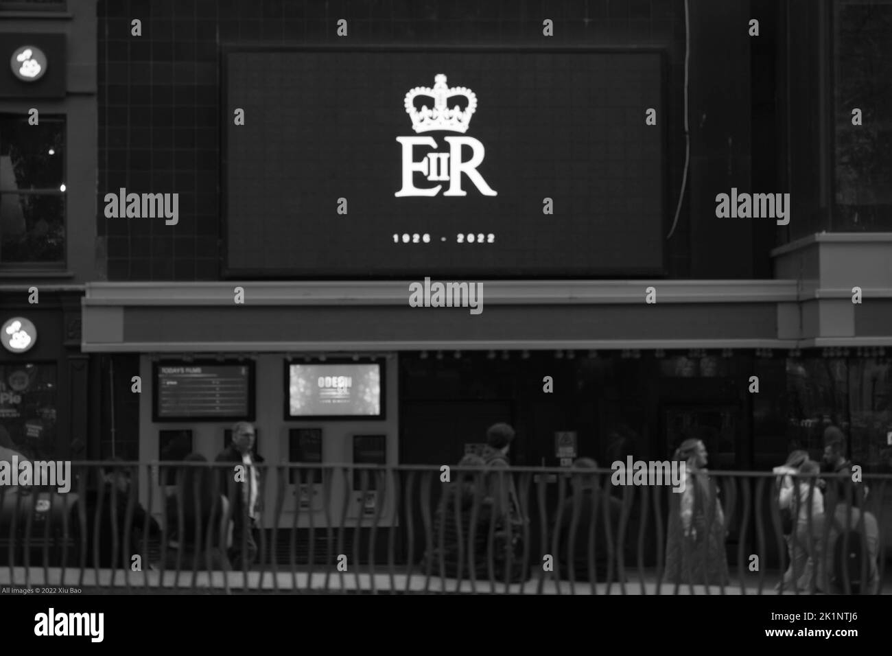 Londres, Reino Unido, 19th de septiembre de 2022. El Royal Cypher EIIR se muestra en un cartel digital en el centro del oeste de Londres para rendir homenaje a Su Majestad la Reina y conmemorar su largo servicio a nuestra nación. Crédito: Xiu Bao/Alamy Live News Foto de stock