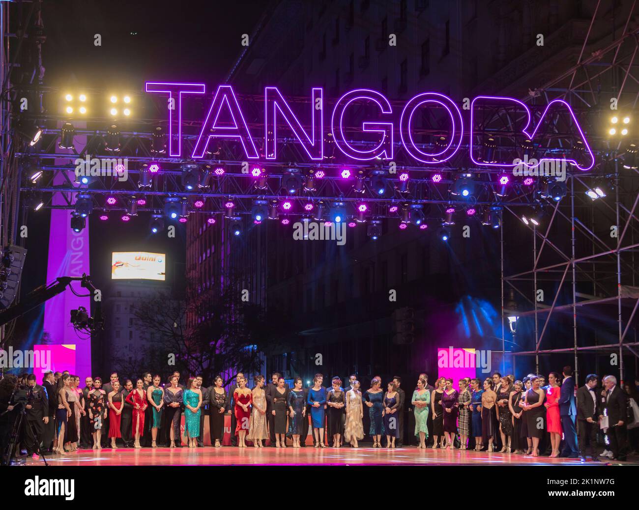 Buenos Aires, Argentina. 17th de septiembre de 2022. Los participantes de la categoría Tango de Pista esperan el resultado del jurado. Foto de stock