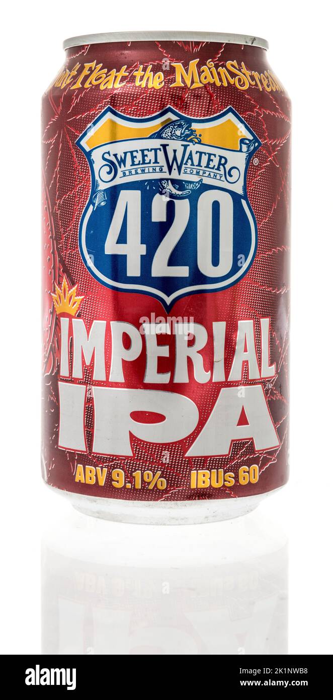 Winneconne, WI - 6 de septiembre de 2022: Una lata de agua dulce 420 cerveza imperial IPA sobre un fondo aislado. Foto de stock