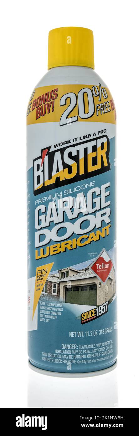 Winneconne, WI - 6 de septiembre de 2022: Una lata de lubricante para puertas de garaje Blaster sobre un fondo aislado. Foto de stock