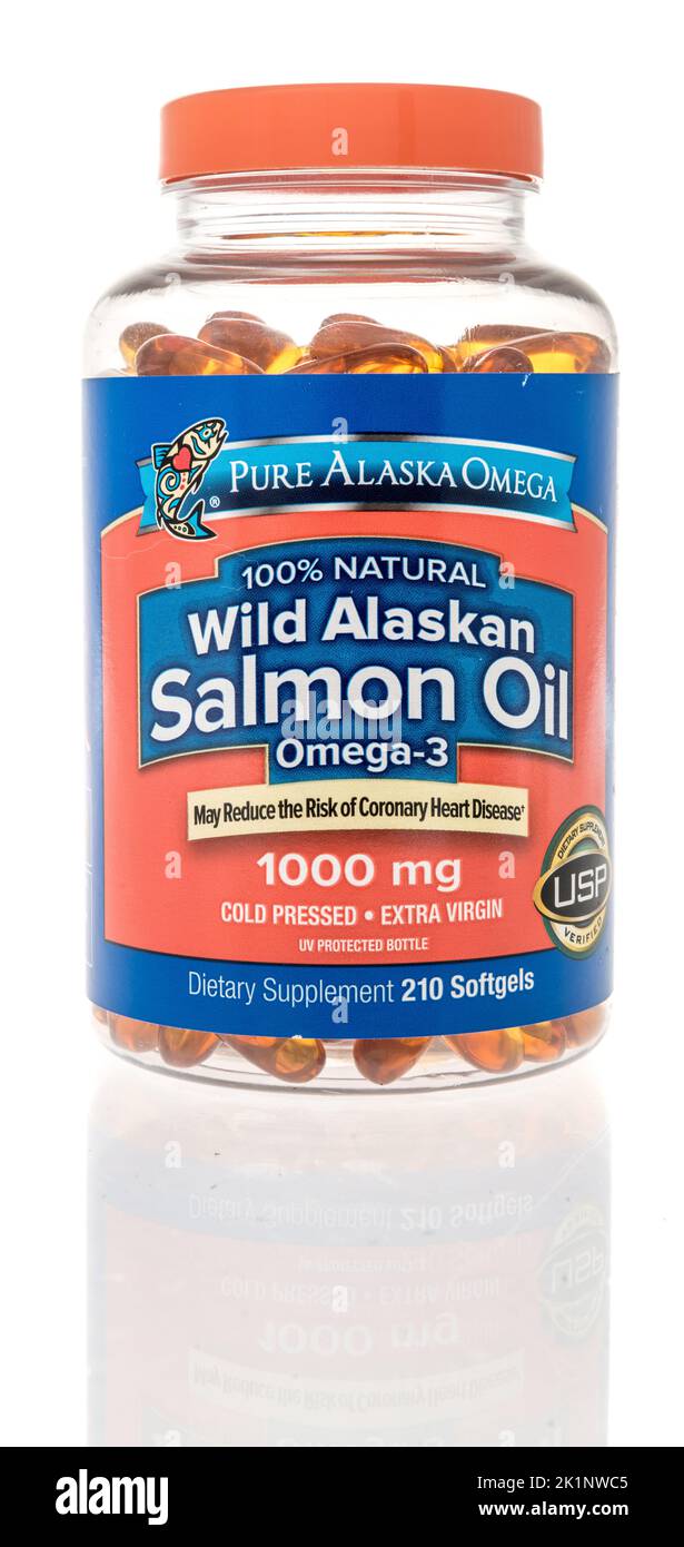 Winneconne, WI - 19 de septiembre de 2022: Una botella de aceite de salmón salvaje Pure Alaska Omega sobre un fondo aislado. Foto de stock